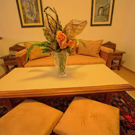 מלון Boutique Old Town 4*