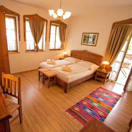 Boutique Old Town מוסטר